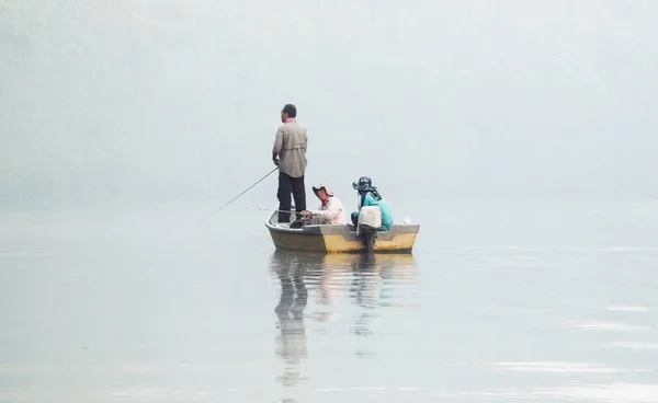 Een Rustige Rivier Scène Mensen Vissen Met Kleine Boot Mistige — Stockfoto