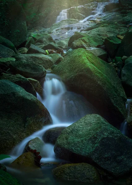 冒险平静的心情热带雨林瀑布长年在河景中爆炸 — 图库照片