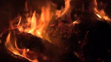 Geceleri meşe odunlarını ateşe ver, turuncu alevler. Ahşap Yangını Stok 4k UHD 50 FPS