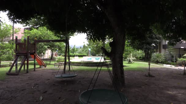 Parque Infantil Madera Bajo Árbol Mango Con Tobogán Oscilante Jardín — Vídeo de stock