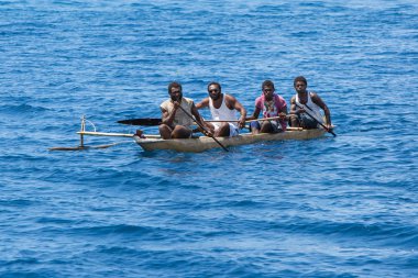 Ahşap kanoda kürek çeken dört aborjin adam, Papua Yeni Gine/ Kasım 2014