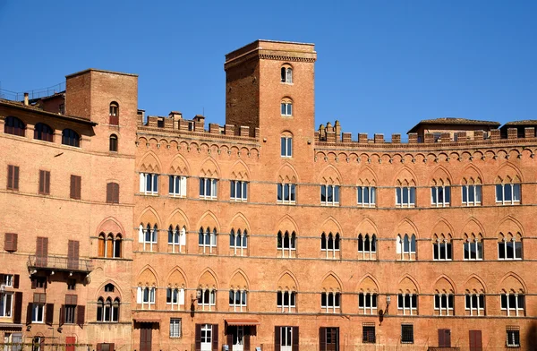 Antiguo palacio en Siena, Italia — Foto de Stock