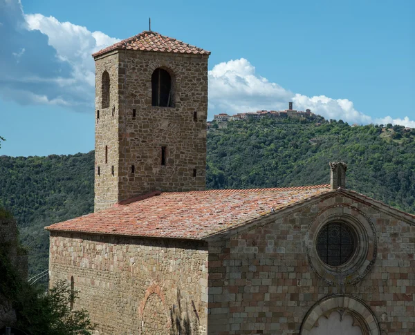 Antik kilise çan kulesi ile — Stok fotoğraf