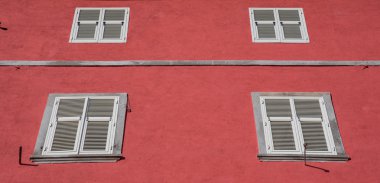 Kırmızı bir arka plan üstünde pencere eşiği