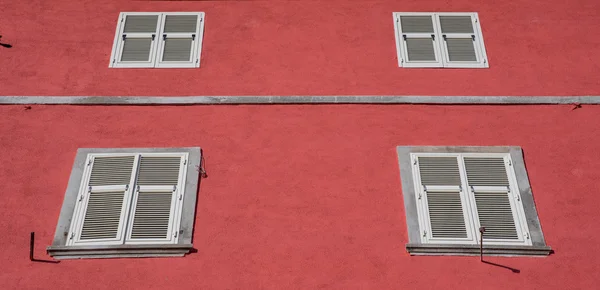 Ventanas sobre fondo rojo — Foto de Stock