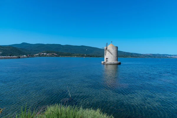 Moulin à vent sur l'eau — Photo