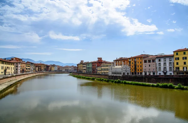 Arquitectura antigua y río Arno, Pisa, italia — Foto de Stock