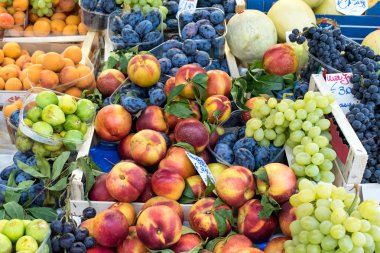 bir pazarda karışık meyve