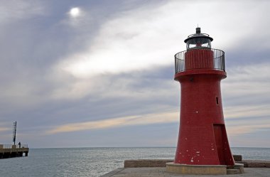 deniz manzarası ve kırmızı deniz feneri