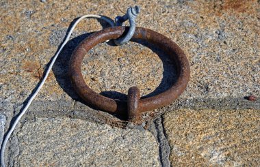 üstünde belgili tanımlık rıhtım demir yüzük