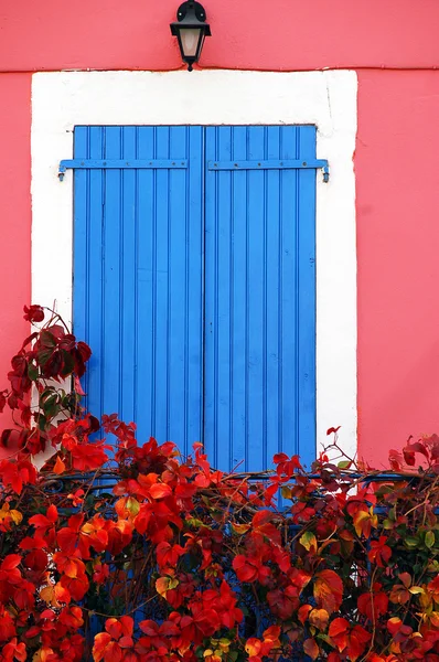 Ventana coloreada típica — Foto de Stock