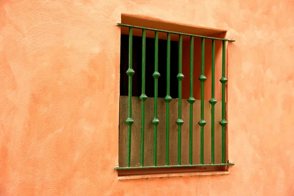 Ventana en la pared naranja — Foto de Stock