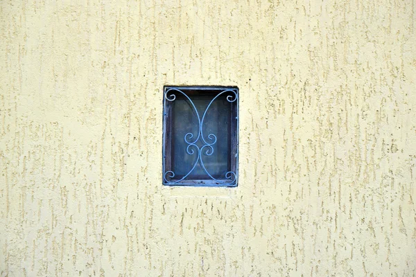 Pequeña ventana en la pared — Foto de Stock