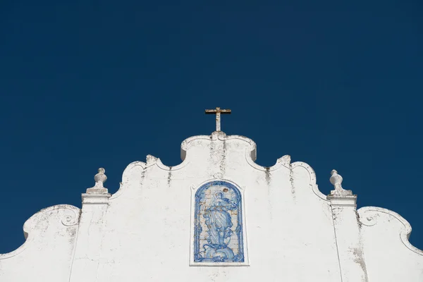 A fachada de uma igreja rural no Alentejo — Fotografia de Stock