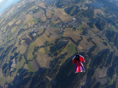 Norveç'te Wingsuit skydiving