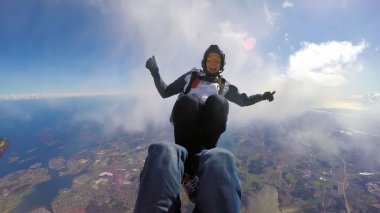Norveç'te bulutlar üzerinde paraşütle atlama