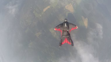 Wingsuit skydiving bulutlar üzerinde