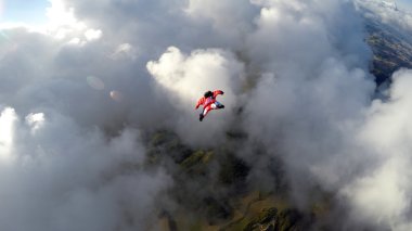 Wingsuit skydiving bulutlar üzerinde