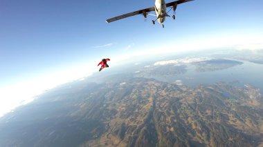 Wingsuit skydiving bulutlar üzerinde