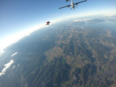 Wingsuit skydiving bulutlar üzerinde