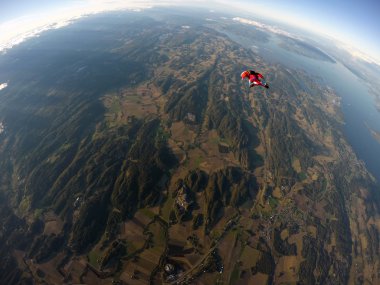Wingsuit skydiving bulutlar üzerinde