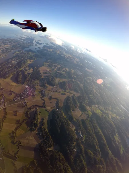 Wingsuit seskoky v Norsku — Stock fotografie