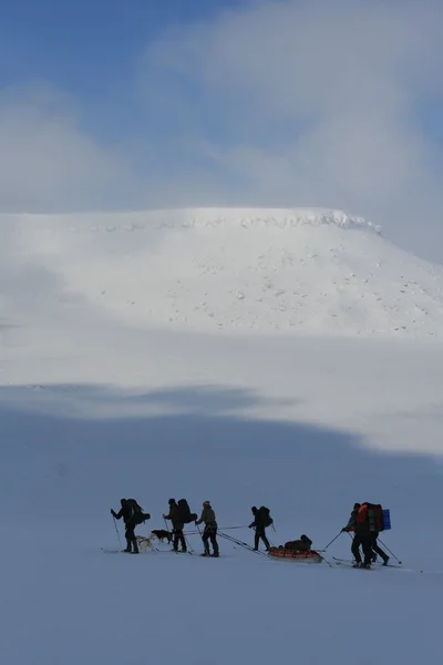 Skiing expedition Svalbard i Norge — Stockfoto