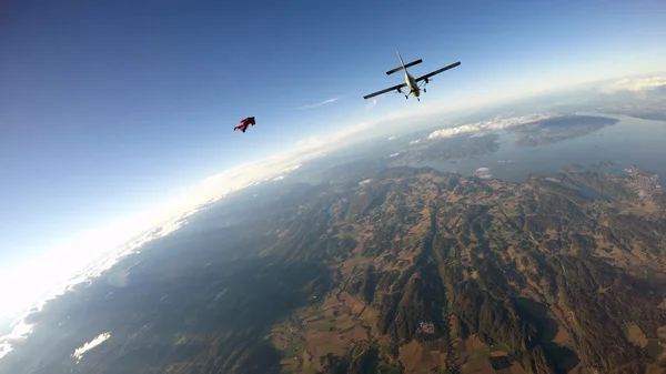 Wingsuit ejtőernyőzés felhők felett — Stock Fotó