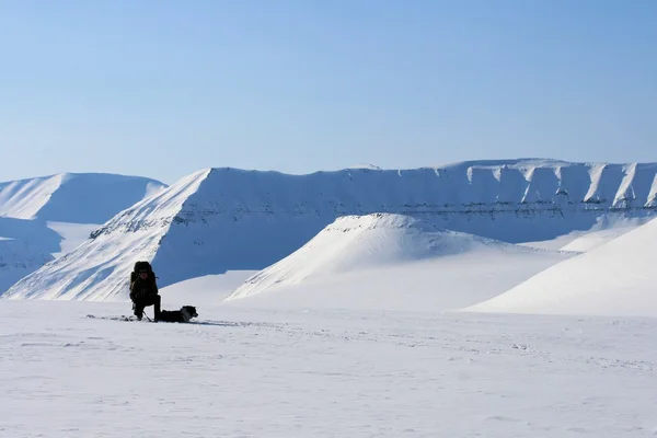 Skiing expedition Svalbard i Norge — Stockfoto