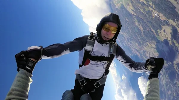 Стрибки з парашутом над хмарами у Норвегії — стокове фото