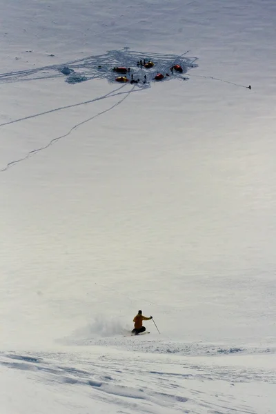 スキー遠征スバールバル、ノルウェー — ストック写真