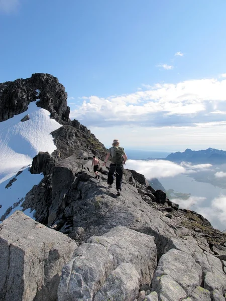 Wandern in den hohen Bergen Norwegens — Stockfoto