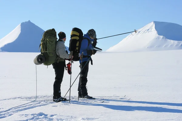 Skiing expedition Svalbard i Norge — Stockfoto