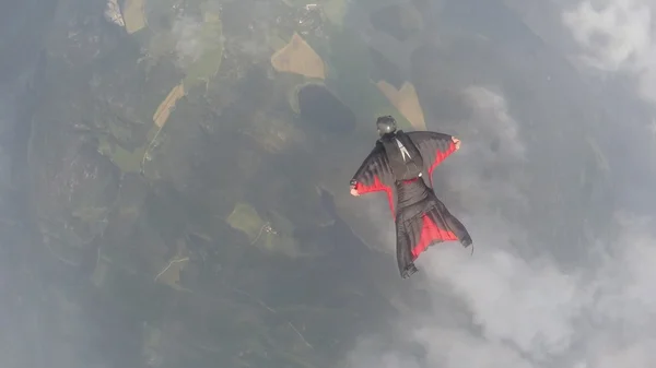 Wingsuit pára-quedismo sobre as nuvens — Fotografia de Stock