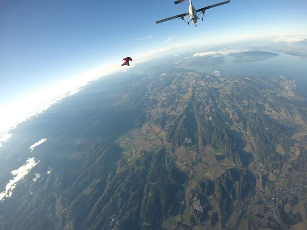Tuta alare paracadutismo sopra le nuvole — Foto Stock