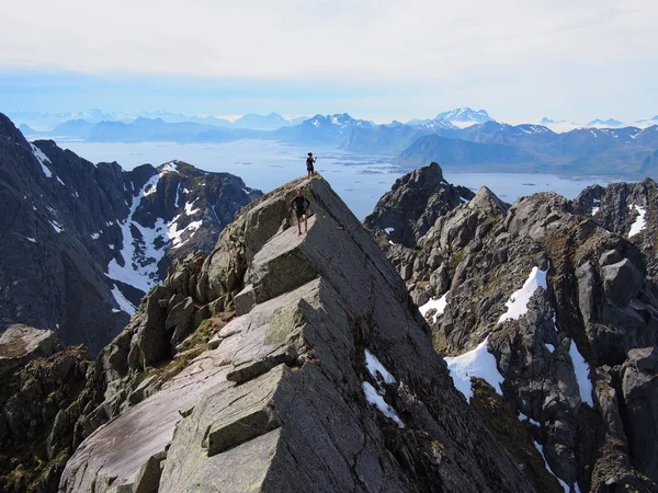 Senderismo en Lofoten Noruega Imágenes De Stock Sin Royalties Gratis