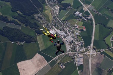 Norveç'te paraşütle atlama