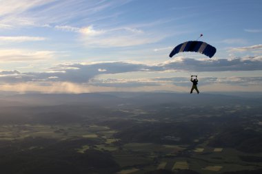 Norveç'te paraşütle atlama