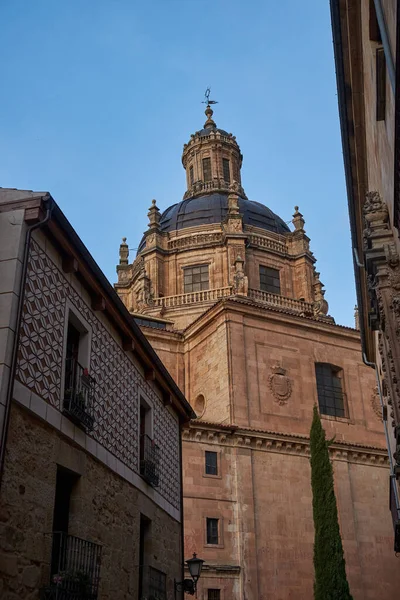 Torre de la Clerecia na monumental cidade de Salamanca, na Espanha — Fotografia de Stock