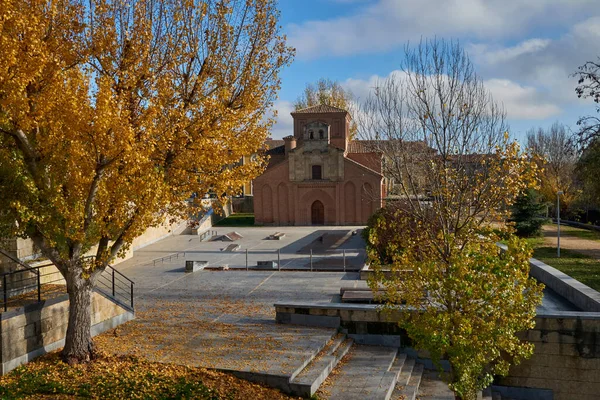 Kyrkan Santiago i Salamanca på hösten — Stockfoto