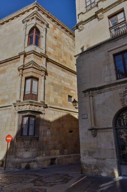 Keşiş Luis de Leon 'un heykeli Salamanca şehrindeki küçük okulların girişinde. İspanya