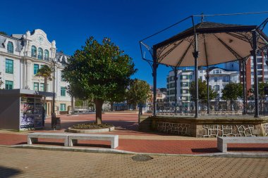 Belediye binası manzarası ve Asturian şehri Luarca 'nın müzik büfesi. Valdes Belediyesinde.