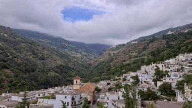 Pampaneira manzarası. Granada ilindeki Alpujarra kasabası. İspanya