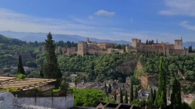Albaicin mahallesindeki Mirador de San Nicolas 'tan Granada' daki Alhambra.