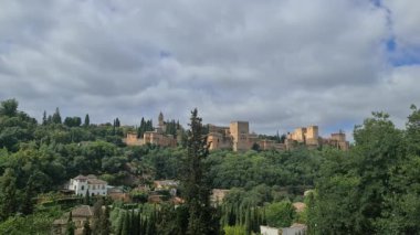 Sacromonte mahallesinden Granada 'nın Alhambra' sı. Zaman Uygulaması
