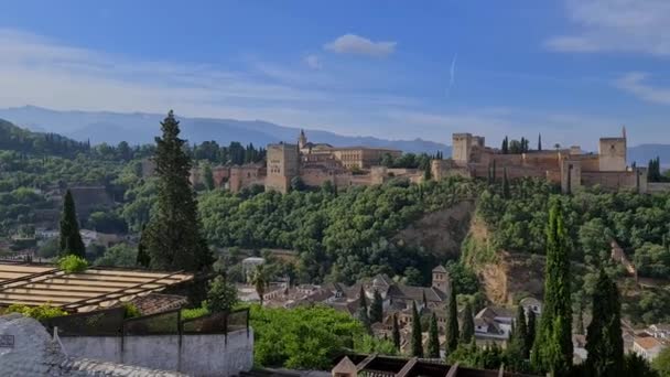 A Alhambra em Granada do Mirador de San Nicolas, no bairro Albaicin — Vídeo de Stock