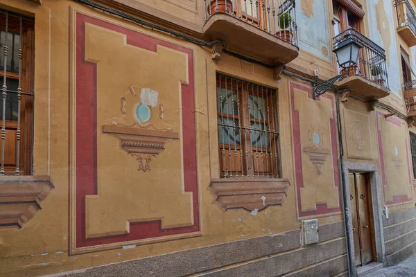 Palácio em Santa Ana rua em Granada, Espanha. — Fotografia de Stock