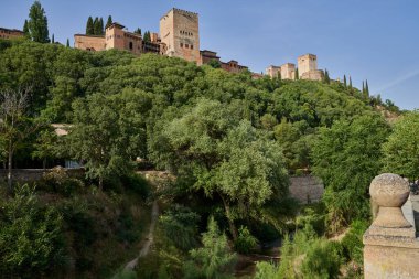 Paseo de los Tristes 'den Alhambra manzarası. Granada, İspanya 'da 