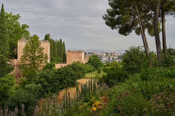 스페인의 알람브라 궁전 과 그라나다 정원의 모습. — 스톡 사진