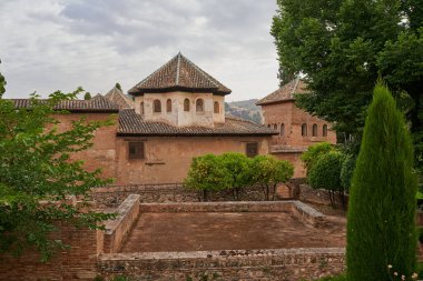İspanya, Granada 'daki Alhambra' dan Sala de los Abencerrajes 'in dış görünüşü 